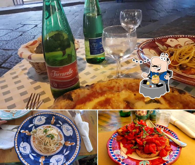 Cibo al Ristorante Aglio Olio E Pomodoro