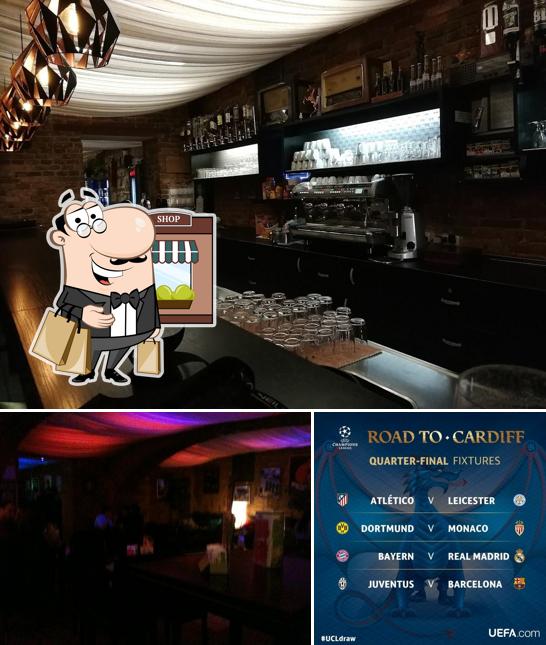 Tra le varie cose da bar Divino si possono trovare la esterno e bancone da bar