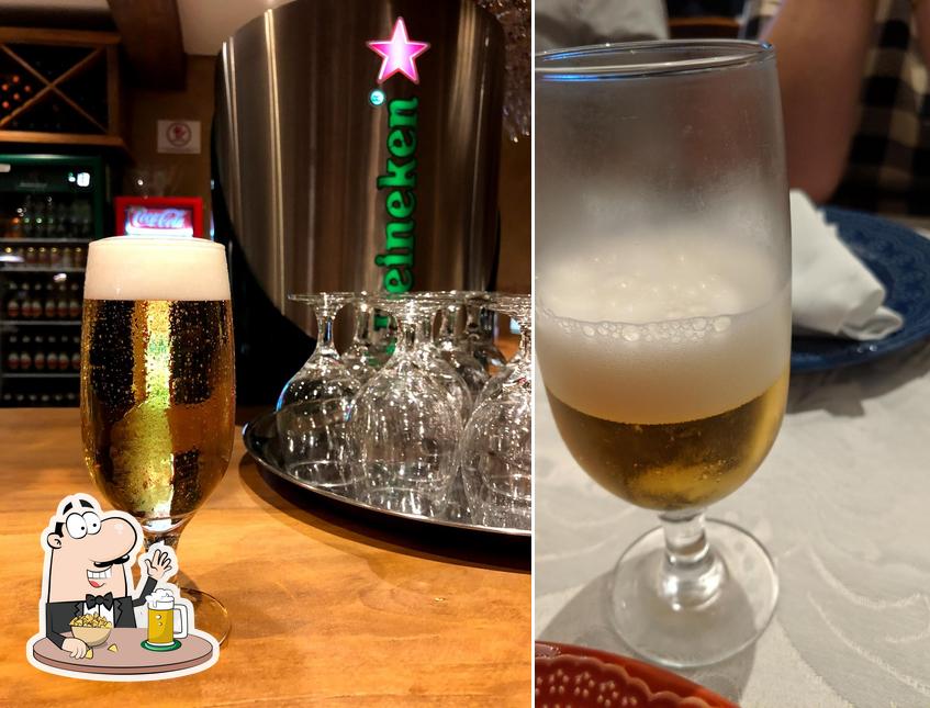 Desfute um copo de cerveja leve ou escura