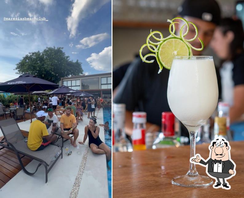 Sente em uma das mesas no Maresias Beach Club