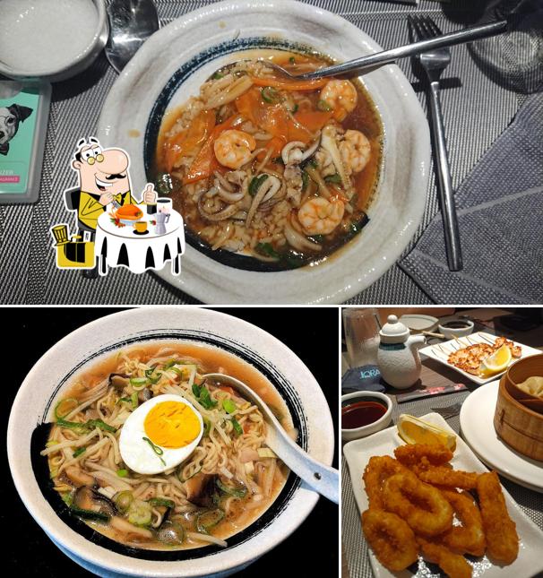 La cibo e tavolo da pranzo del ristorante