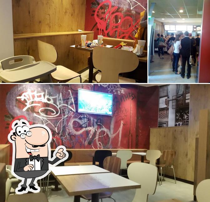 Siediti a un tavolo di McDonald’s