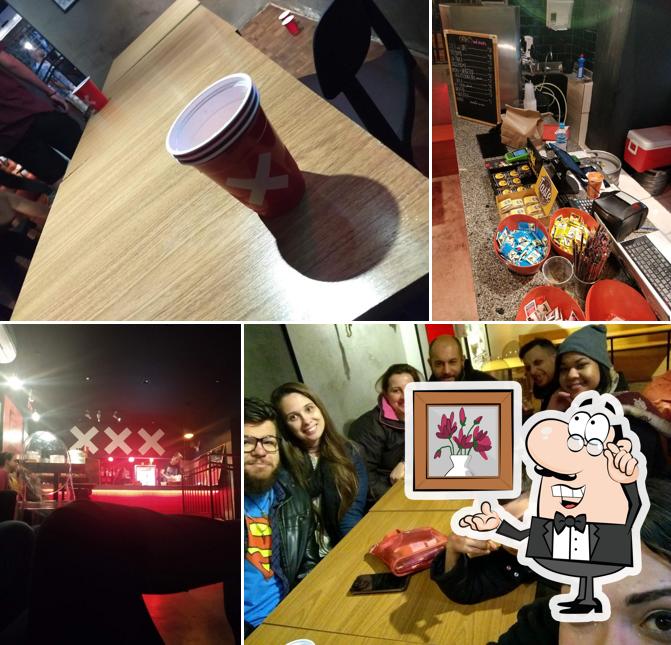 O interior do Red Light Burger