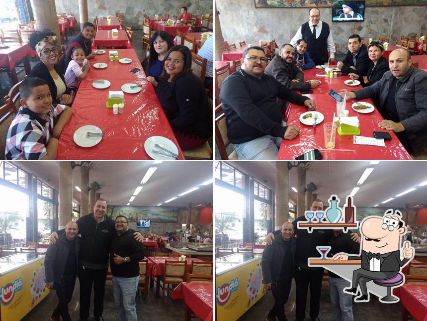 Sente em uma das mesas no Churrascaria Cumbica