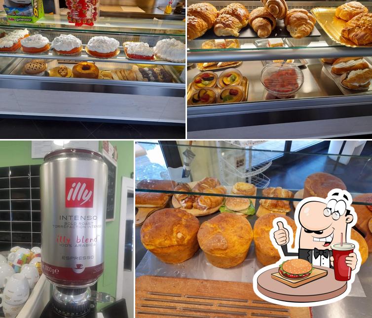 Ordina un hamburger a Bar Mokambo