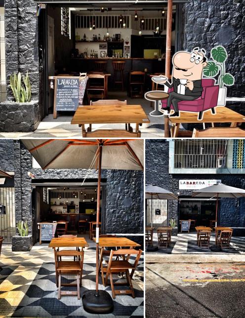 O interior do Labareda drinks & BBQ