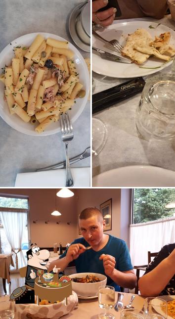 La cibo e tavolo da pranzo del ristorante