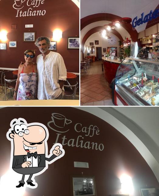 Siediti a un tavolo di Caffè Italiano