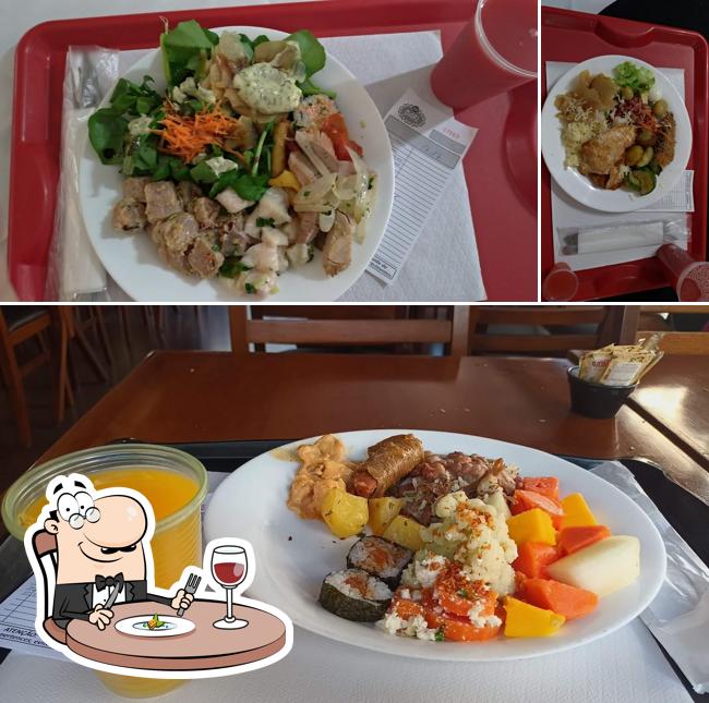 A comida e bebida do restaurante