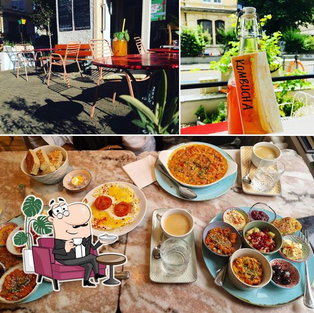 Dai un'occhiata agli interni di Jêle Café