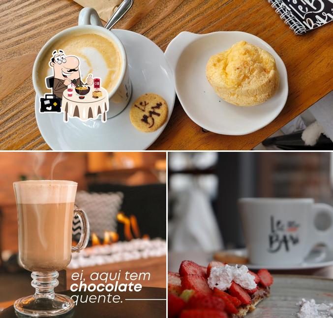 Entre diversos coisas, comida e seo_images_cat_1300 podem ser encontrados no Le Bari café