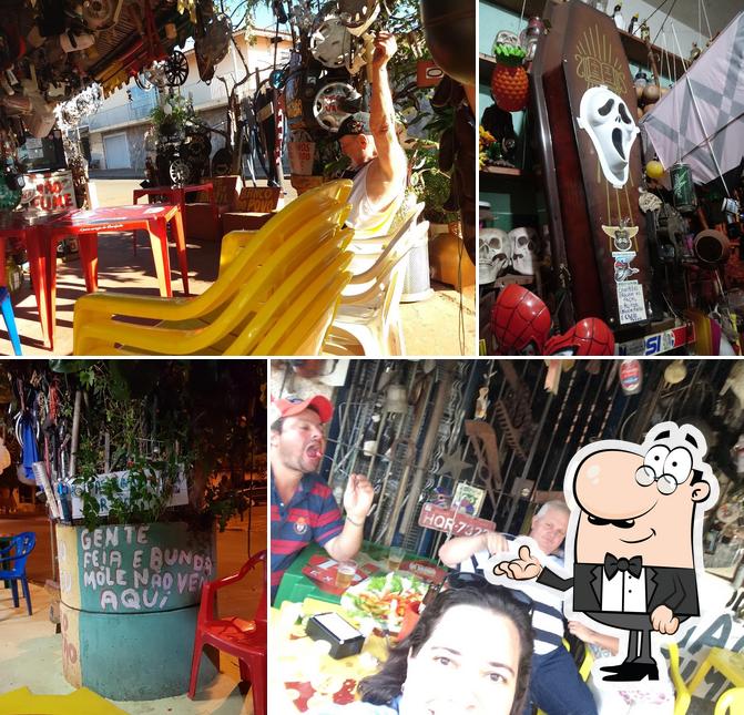 Sente em uma das mesas no Bar do Beto Vaca