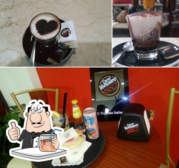 Goditi un drink dal menu