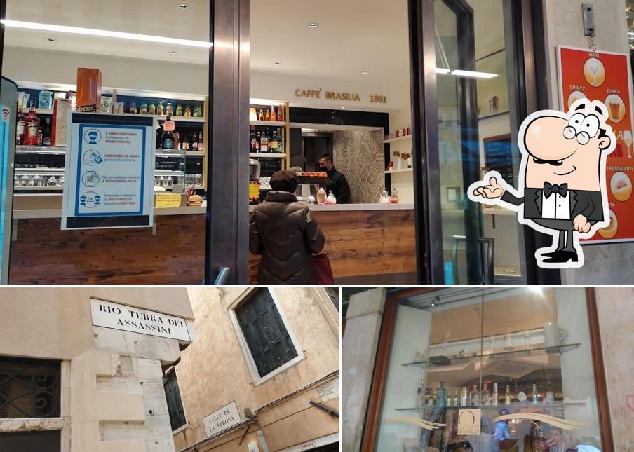 Siediti a un tavolo di Caffè Brasilia