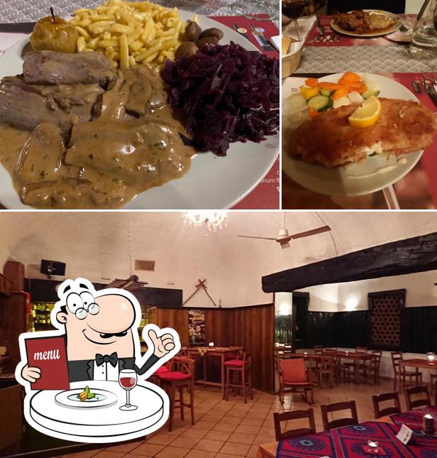 La cibo e tavolo da pranzo del ristorante