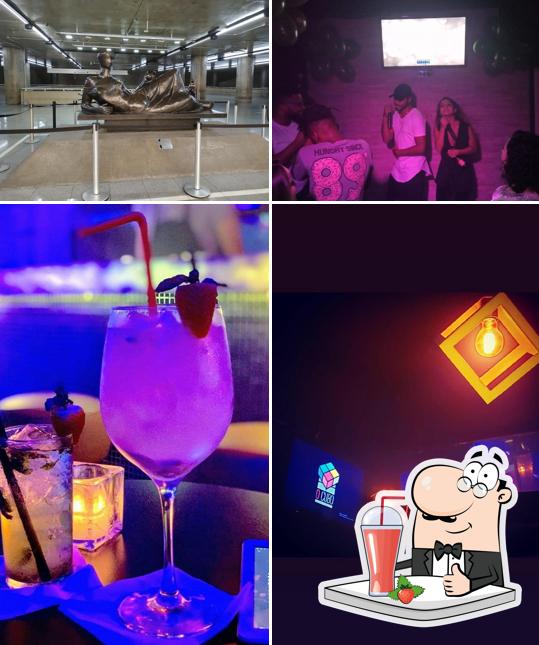 O CUBO Pub serve um número de drinques