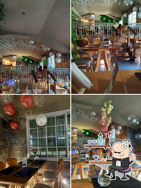 Sente em uma das mesas no Racletto