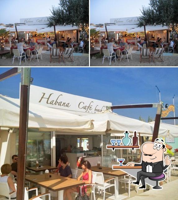 Dai un'occhiata agli interni di Habana Cafè Beach