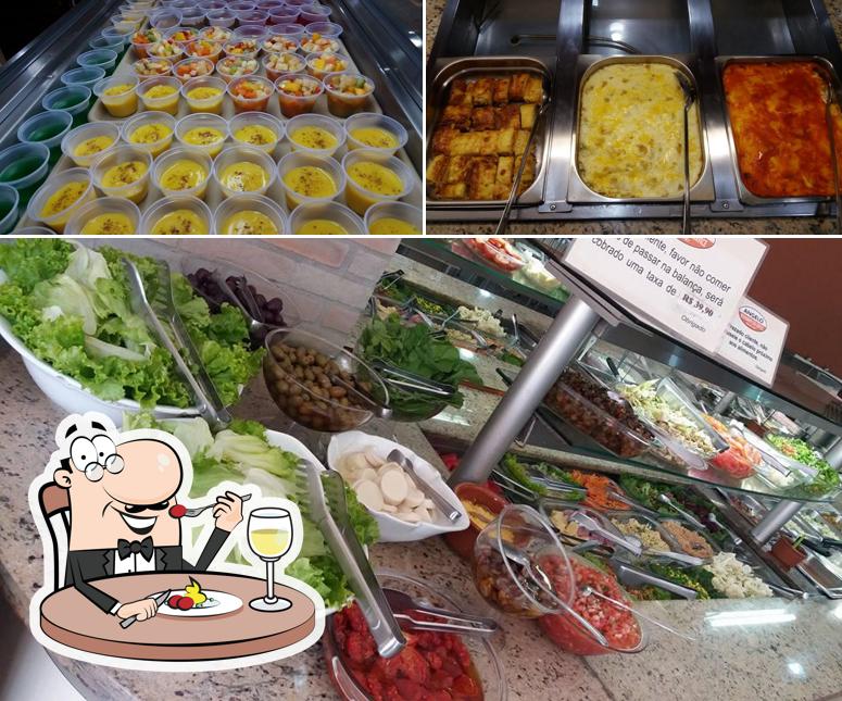 Esta é a ilustração apresentando comida e interior no Ângelo Restaurante e Self-service