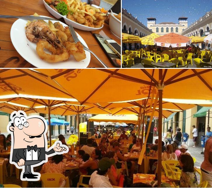 Esta é a imagem mostrando interior e comida no Trapiche Bar