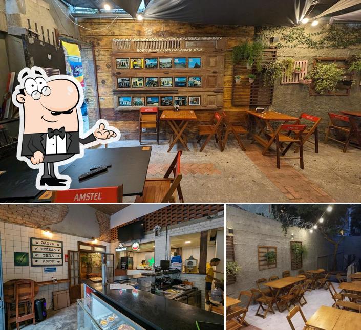 Sente em uma das mesas no Cadê Teresa Bar