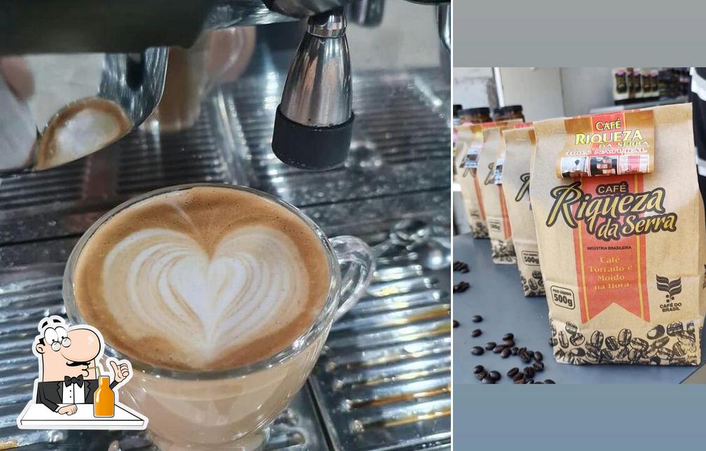 Desfrute de um drinque no Café Riqueza