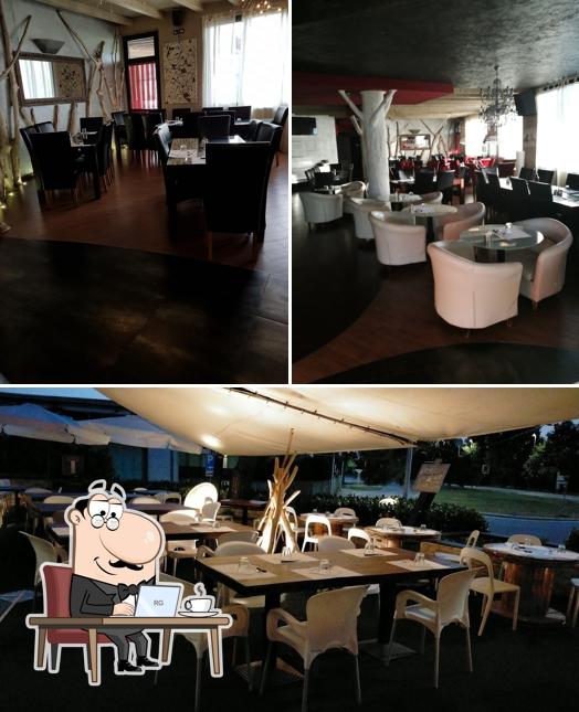 Siediti a un tavolo di Hologram Artes