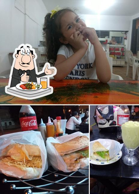 A comida e interior do restaurante