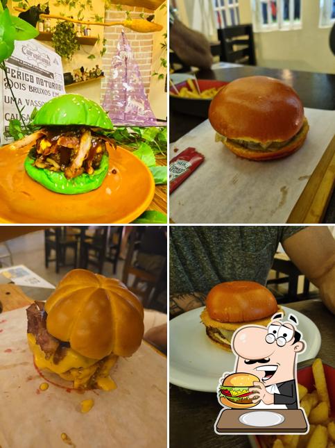 Delicie-se com um hambúrguer no Taverna Spell - Restaurante temático