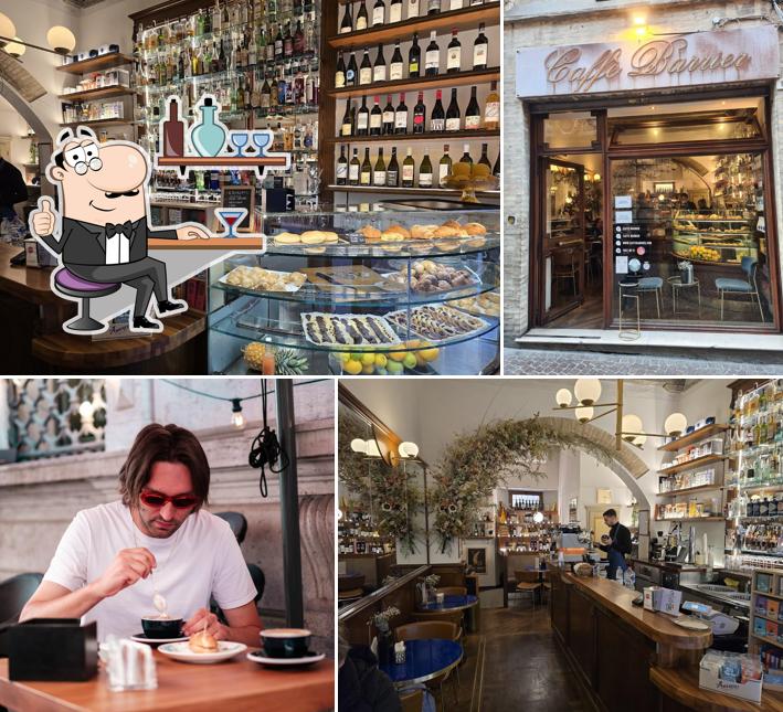 Siediti a un tavolo di Caffè Barrier