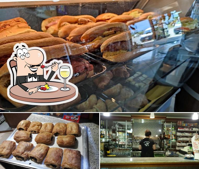 La immagine di cibo e bancone da bar da Caffetteria M.C. Di Salito E. E Granito A. Snc