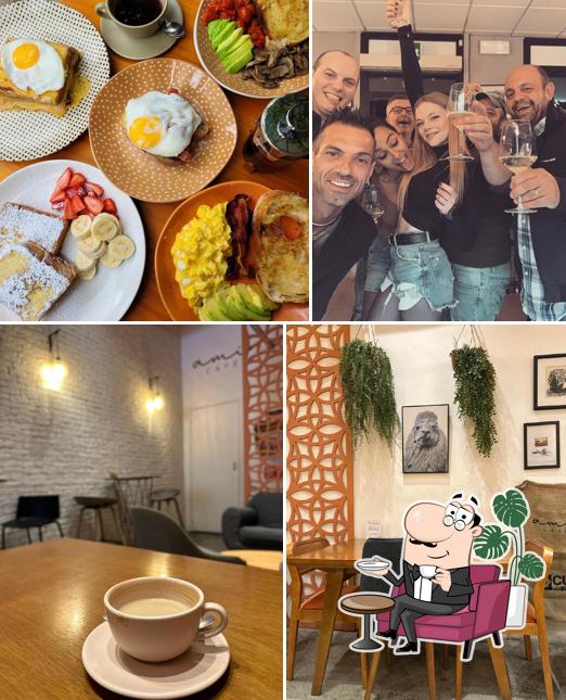 A imagem do Ami Café’s interior e bebida