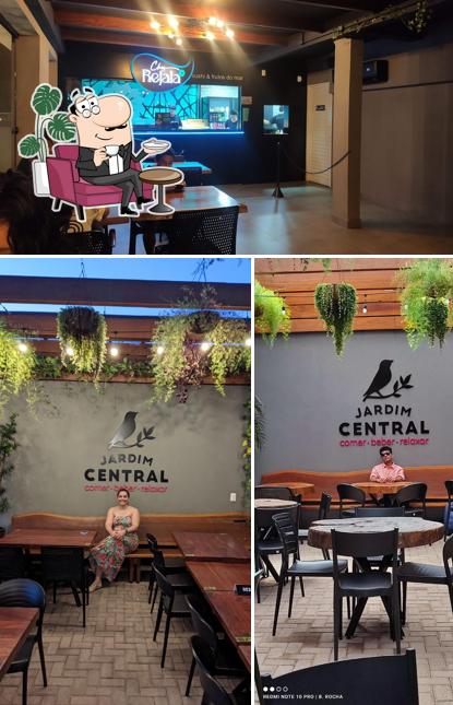 Sente em uma das mesas no Jardim Central