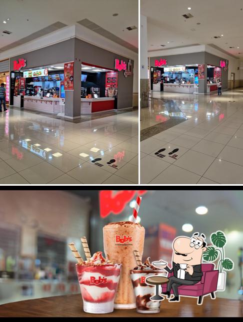 A imagem da interior e comida no Bob's Shakes - Shopping Atrium