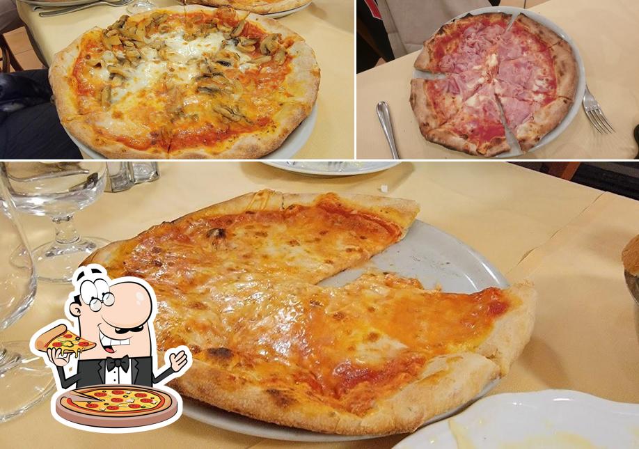 Prenditi una pizza a Ristorante Pizzeria La Lucciola