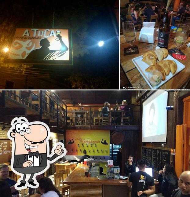 Sente em uma das mesas no A Toca da Coruja- Cervejas Especiais