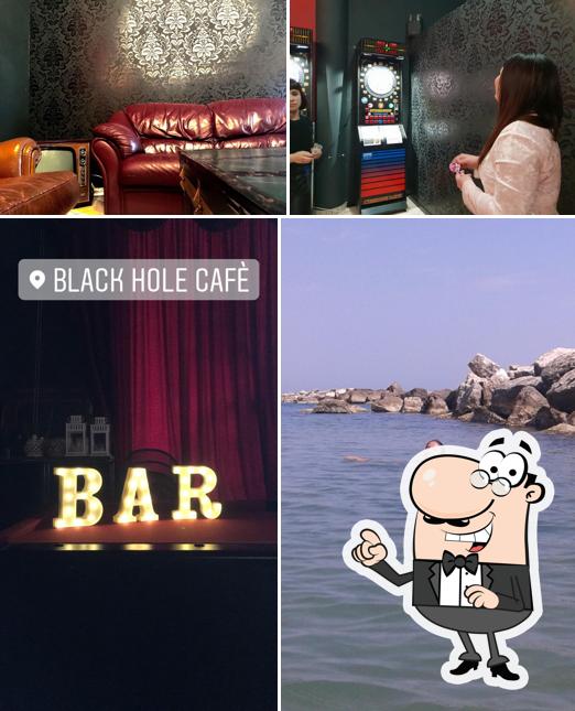 Gli interni di Black Hole Cafè