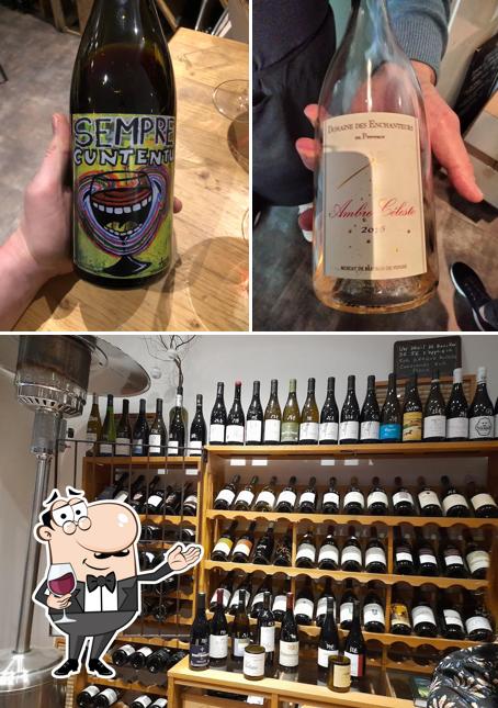 Il est fort sympathique de profiter d'un verre de vin à Ôvins