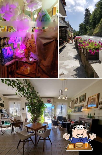 La cibo e tavolo da pranzo del ristorante