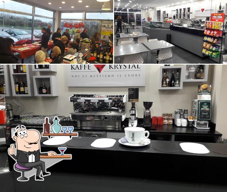 Dai un'occhiata agli interni di Kaffè Krystal