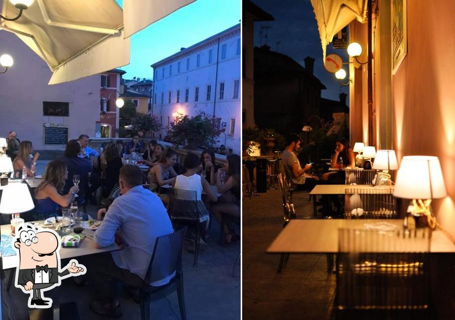 Siediti a un tavolo di Caffè Collicola