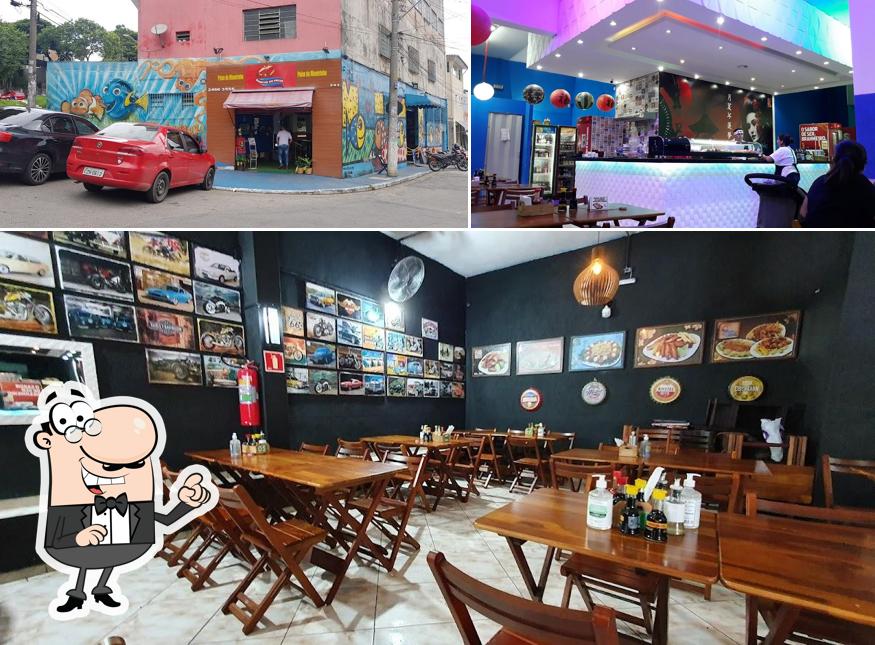 Sente em uma das mesas no Peixe Do Mineirinho