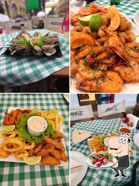 Experimente diversos pratos de frutos do mar servidos no Colher de Pau Restaurante