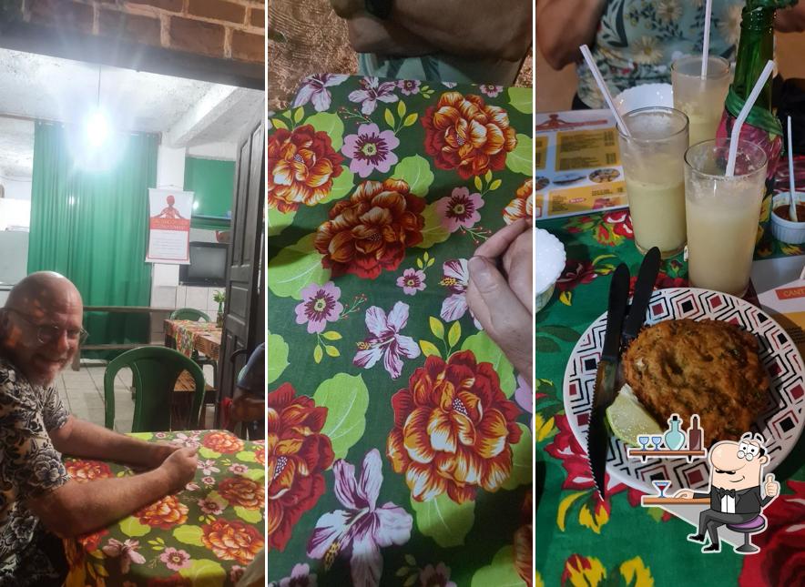 Sente em uma das mesas no Cantinho da Linda