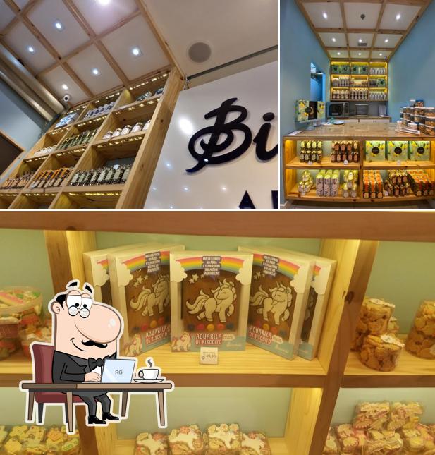 Sente em uma das mesas no Biscoitê