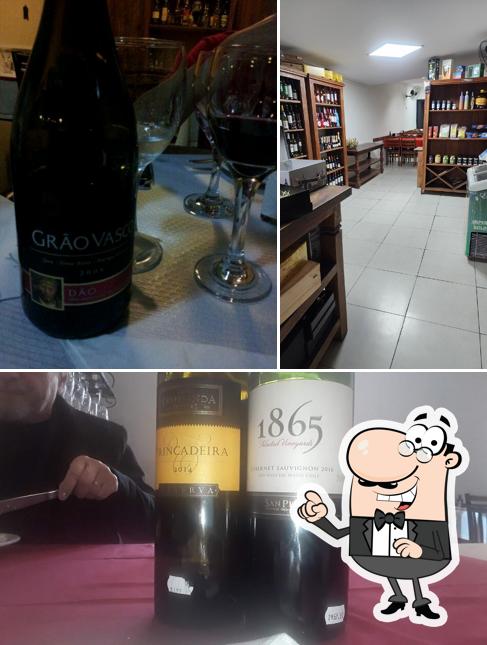 Sente em uma das mesas no Empório do Bacalhau