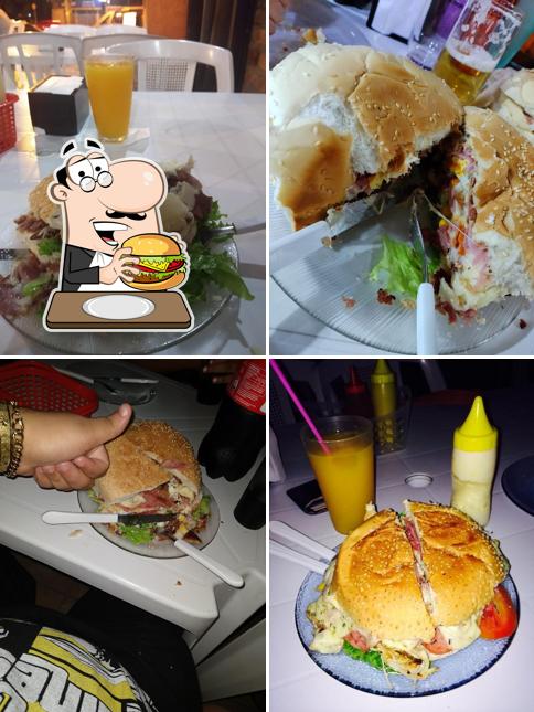 Os hambúrgueres do Lanches Acadêmico irão satisfazer diferentes gostos