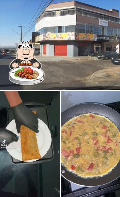 A foto do Sb pasteis’s comida e exterior