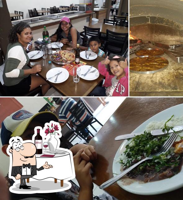 A imagem da mesa de jantar e interior a Restaurante Ipanema