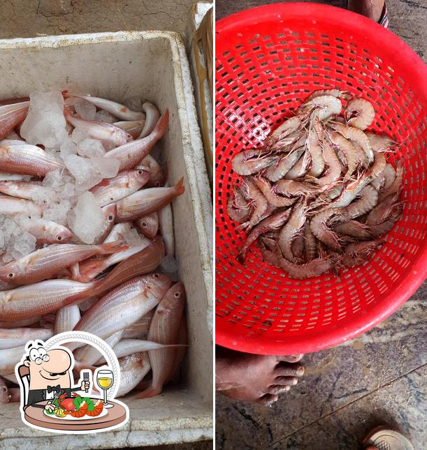 Pick various seafood meals available at Parthiban Thoothukudi Fish Stall